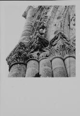 Fenioux - église Notre-Dame-de-l'Assomption. – Détail de chapiteaux sur le portail principal ; deux chimères.
