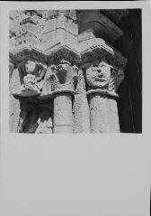 Genouillé - église Notre-Dame-de-l'Assomption. – Vue rapprochée sur des chapiteaux du portail principal.