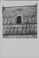 Pérignac - église Saint-Pierre. – Vue rapprochée de la façade principale ; niches avec le Christ et douze Apôtres , Christ triomphant dans une mandorle soutenue par des anges.