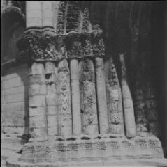 Saintes - abbaye aux Dames, église Sainte-Marie. – Vue rapprochée des pilastres du portail principal.