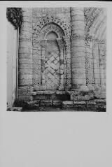 Saint-Georges-d'Oléron - église Saint-Georges. – Vue rapprochée sur les piliers du portail et une baie.