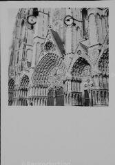 Bourges - cathédrale Saint-Étienne. – Vue rapprochée sur la façade occidentale ; portails consacrés au Jugement dernier et à saint Étienne.