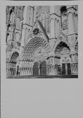 Bourges - cathédrale Saint-Étienne. – Vue rapprochée sur la façade occidentale ; portails consacrés au Jugement dernier et à saint Étienne.