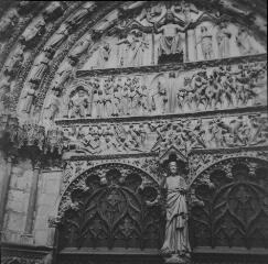Bourges - cathédrale Saint-Étienne. – Vue rapprochée sur le fronton du portail principal ; Jugement dernier.