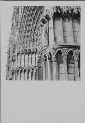 Bourges - cathédrale Saint-Étienne. – Vue rapprochée sur le portail principal.
