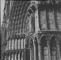 Bourges - cathédrale Saint-Étienne. – Vue rapprochée sur le portail principal.