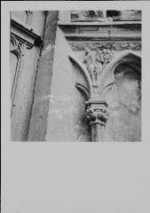 Bourges - cathédrale Saint-Étienne. – Vue rapprochée sur un écoinçon ; Adam et Ève.