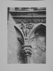 Bourges - cathédrale Saint-Étienne. – Vue rapprochée sur un écoinçon ; Adam et Ève.