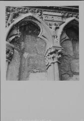 Bourges - cathédrale Saint-Étienne. – Vue rapprochée sur un écoinçon ; Noé.