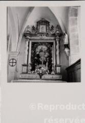 Le Bélieu - église Saint-François-d'Assise. – Vue du retable d'un autel secondaire ; tableau représentant Notre Dame du Rosaire.