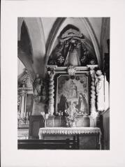 Cernay-l'Église - église Saint-Antoine. – Vue d'un autel secondaire et de son retable ; tableau représentant Notre Dame du Rosaire et statue de Vierge noire à l'Enfant - XVIIIe siècle.