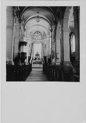 Damprichard - église Sainte-Marie-Madeleine. – Vue de l'intérieur ; nef avec l'allée centrale menant à l'autel.