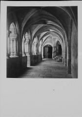 Montbenoît - abbaye. – Vue d'une allée du cloître.