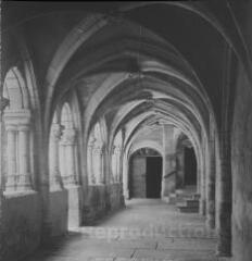 Montbenoît - abbaye. – Vue d'une allée du cloître.