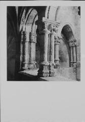 Montbenoît - abbaye. – Vue rapprochée sur des colonnes et chapiteaux sculptés du cloître.