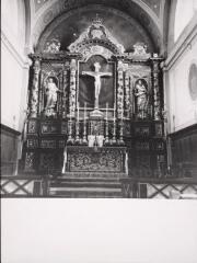 Vyt-lès-Belvoir - église Saint-Pierre-Saint-Saint-Paul. – Vue du maître-autel et de son retable ; croix et statues de saints Pierre et Paul - XVIIIe siècle.
