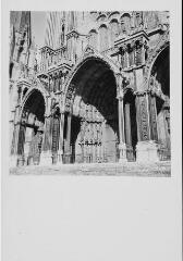 Chartres - cathédrale Notre-Dame. – Vue rapprochée sur le portail sud.