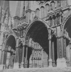 Chartres - cathédrale Notre-Dame. – Vue rapprochée sur le portail sud.
