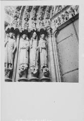 Chartres - cathédrale Notre-Dame. – Vue rapprochée sur l'ébrasement gauche de la baie de gauche dite des martyrs du portail sud ; Roland, saint Étienne, saint Clément, saint Laurent.