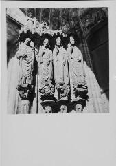 Chartres - cathédrale Notre-Dame. – Vue rapprochée sur l'ébrasement gauche de la baie de droite dite des confesseurs du portail sud ; saint Nicolas, saint Ambroise, saint Silvestre, saint Laumer.
