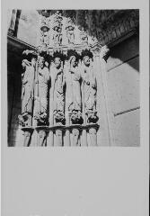 Chartres - cathédrale Notre-Dame. – Vue rapprochée sur l'ébrasement gauche de la baie centrale du portail sud ; saint Simon, saint Thomas, saint Philippe, saint André, saint Pierre.