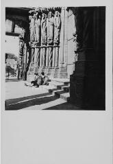 Chartres - cathédrale Notre-Dame. – Vue rapprochée sur l'ébrasement gauche de la baie centrale du portail sud ; saint Simon, saint Thomas, saint Philippe, saint André, saint Pierre.