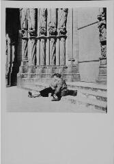 Chartres - cathédrale Notre-Dame. – Vue rapprochée sur l'ébrasement gauche de la baie centrale du portail sud ; pieds de saints Simon, Thomas, Philippe, André et Pierre.
