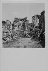 Landévennec - abbaye Saint-Guénolé. – Vue des ruines ; statue de saint Guénolé.