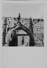 [Plogonnec - église Saint-Thurien]. – Vue rapprochée sur un portail.