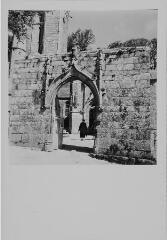 [Plogonnec - église Saint-Thurien]. – Vue rapprochée sur un portail.