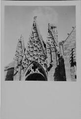 Pont-Croix - église Notre-Dame-de-Roscudon. – Vue rapprochée sur le fronton du portail.