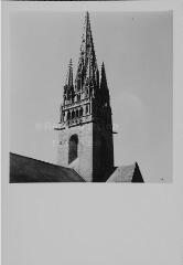 Pont-Croix - église Notre-Dame-de-Roscudon. – Vue rapprochée sur le clocher.