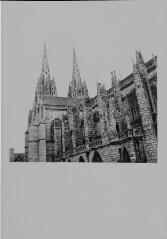 Quimper - cathédrale Saint-Corentin. – Vue rapprochée sur une façade et les clochers.