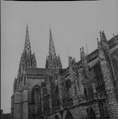 Quimper - cathédrale Saint-Corentin. – Vue rapprochée sur une façade et les clochers.