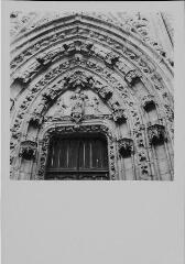 Quimper - cathédrale Saint-Corentin. – Vue rapprochée sur le fronton du portail sud.