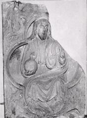 Champlitte. – Vue d'une bas-relief représentant un Christ en gloire.