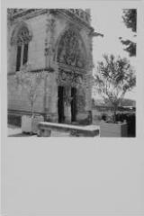 Amboise - chapelle Saint-Hubert. – Vue du portail ; tympan sculpté d'une Vierge à l'Enfant accompagnée de Charles VIII et de Anne de Bretagne agenouillés, linteau représentant la chasse de saint Hubert.