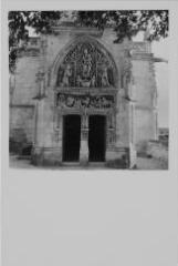 Amboise - chapelle Saint-Hubert. – Vue du portail ; tympan sculpté d'une Vierge à l'Enfant accompagnée de Charles VIII et de Anne de Bretagne agenouillés, linteau représentant la chasse de saint Hubert.