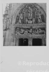 Amboise - chapelle Saint-Hubert. – Vue rapprochée sur le fronton du portail ; tympan sculpté d'une Vierge à l'Enfant accompagnée de Charles VIII et de Anne de Bretagne agenouillés, linteau représentant la chasse de saint Hubert.