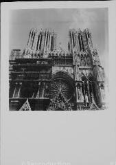 Reims - cathédrale Notre-Dame. – Vue rapprochée sur la façade principale.