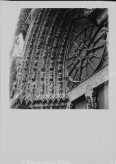 Reims - cathédrale Notre-Dame. – Vue rapprochée sur le fronton du portail central.