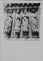 Reims - cathédrale Notre-Dame. – Vue rapprochée sur l'ébrasement gauche du portail central ; Joseph, Marie, Siméon, prophétesse Anne.