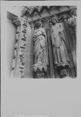 Reims - cathédrale Notre-Dame. – Vue rapprochée sur l'ébrasement droit du portail central ; Ange de l'Annonciation et Marie.