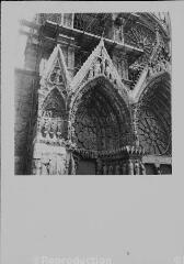 Reims - cathédrale Notre-Dame. – Vue rapprochée sur le portail de gauche (nord) ; Christ sur la croix accompagné de la Vierge et de saint Jean.