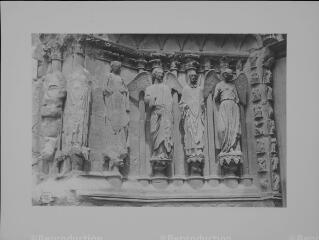 Reims - cathédrale Notre-Dame. – Vue rapprochée sur l'ébrasement gauche du portail nord ; [Saint Étienne], [Saint Nicolas], [Sainte Hélène ou Sainte Célinie], un ange, [Saint Denis], Ange au sourire.