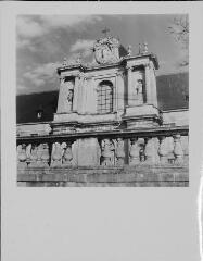 Art-sur-Moselle - chapelle de la Chartreuse de Bosserville. – Vue rapprochée sur la façade principale ; fronton avec une Vierge à l'Enfant.