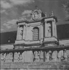 Art-sur-Moselle - chapelle de la Chartreuse de Bosserville. – Vue rapprochée sur la façade principale ; fronton avec une Vierge à l'Enfant.
