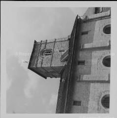 Écrouves - église Notre-Dame-de-la-Nativité-et-de-la-Vierge. – Vue rapprochée sur le clocher.