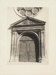Nancy - église des Cordeliers. – Vue rapprochée sur le portail ; fronton sculpté des armoiries des ducs de Lorraine.