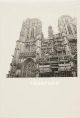 Toul - cathédrale Saint-Étienne. – Vue rapprochée sur les deux tours de la façade principale en travaux.